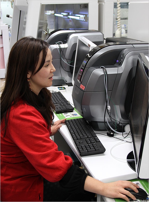 Bild: Kaori Kuribayashi verwendet das Fluoreszenzmikroskop der Modellreihe BZ...