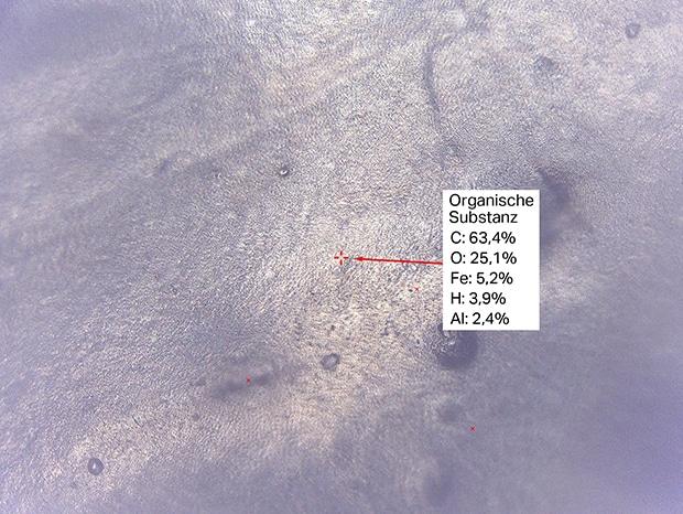 Wenn die Folie nicht die normale Farbe hat, kann sie mit einem guten Produkt verglichen werden. Dabei werden die Bestandteile im Inneren der Folie analysiert, so dass die Ursache des Fehlers identifiziert werden kann.