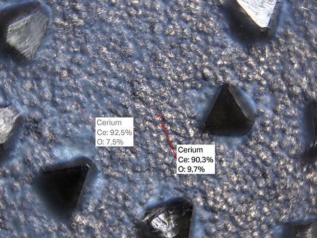 Die Analyse kann ohne Präparation durchgeführt werden, so dass die Menge des verbleibenden Reinigungsmittels (Fluorchemikalie) leicht zu überprüfen ist. Außerdem kann die Mehrschicht-Funktion verwendet werden, um auf Unebenheiten in der Cer-Beschichtung auf der Oberfläche zu prüfen. 