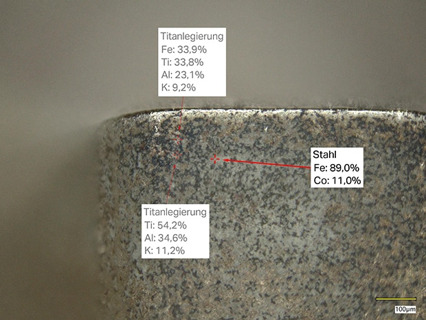 Das Beschichtungsmaterial (Titan oder Chrom) wird beim Nachpolieren der Werkzeuge abgeschält. Wenn etwas von der alten Schicht auf dem Werkzeug verbleibt, kann die neue Schicht nicht aufgetragen werden. Die Materialanalyse ermöglicht die punktgenaue Erkennung von vereinzelten Teilen des Beschichtungsmaterials. 