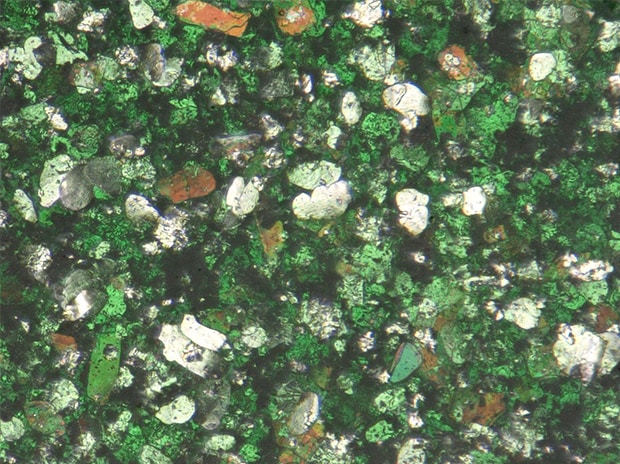 Lackierte Oberfläche eines Autos, 1000x, Betrachtung mit Koaxialbeleuchtung