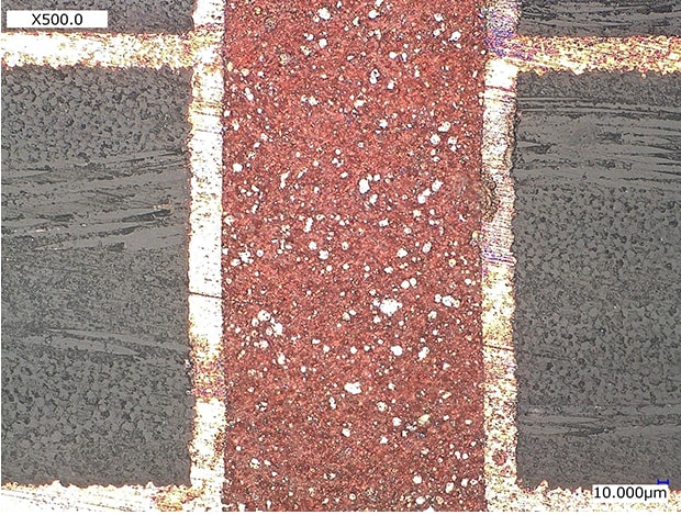 Betrachtung von verfärbten Bereichen auf einem Leiterplattenquerschnitt (500x)