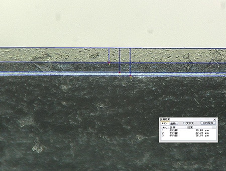 Messung des Beschichtungsquerschnitts eines Stoßfängers