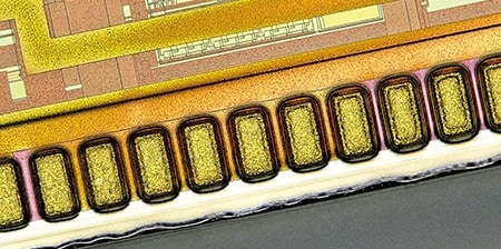 Hochauflösende Bildaufnahme von IC-Mustern unter blauem Licht