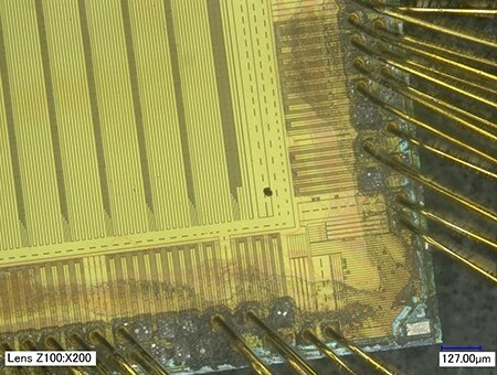 Bereich mit einem Fremdpartikel auf einem IC-Chip (200x)